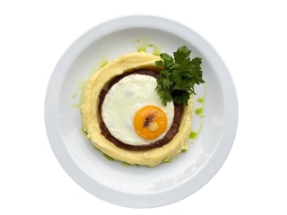 Біфштекс з телятини зі смаженим яйцем та картопляним пюре