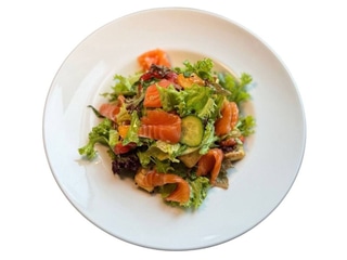 Зелений салат зі слабосоленим лососем, печеним перцем, хрумкими хлібцями та кремом з фети