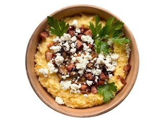 Банош з копченими шкварками, грибами та карпатською бринзою