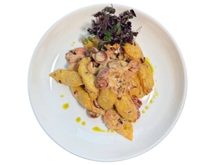 Ньоккі у духмяному вершковому соусі з беконом та мисливськими ковбасками