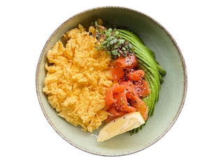 Скрембл зі слабосоленим лососем та авокадо