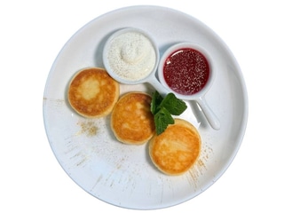 Сирники зі сметаною та солодким соусом