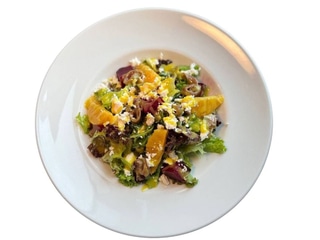 Мікс салатів з печеним буряком, анчоусами, бринзою та філе апельсина