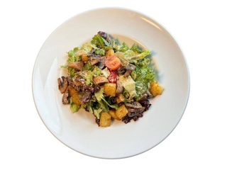 Теплий грибний салат з картопляним хешбрауном, томатами та вершковим соусом з білими грибами