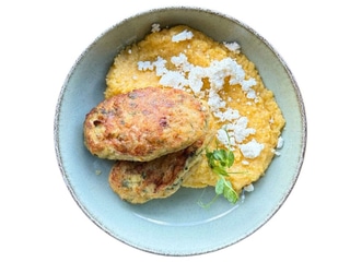 Рибні котлети з лосося та тріски з кукурудзяною кашею та бринзою