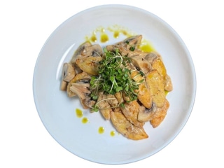 Ньоккі у духмяному вершковому соусі зі смаженим курячим стегном