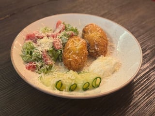 Картопляні зрази з м'ясом та салатом