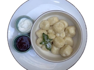 Ліниві вареники зі сметаною і  малиновим джемом