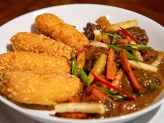 Kančí ragú na slanině a červeném víně s rozmarýnem