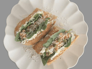 samon gravlax sandwich