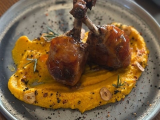 Гомілки в беконі з морквяно-селеровим пюре