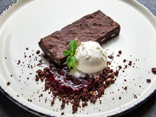 БРАУНІ З ВИШНЕВИМ КОМПОТЕ