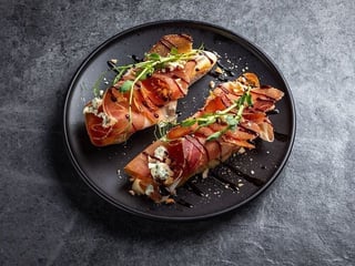 БРУСКЕТИ З ПРОШУТО