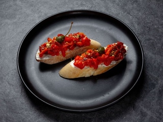 БРУСКЕТИ З ПЕЧЕНИМ ПЕРЦЕМ