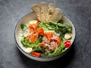 САЛАТ ЦЕЗАР З ЛОСОСЕМ