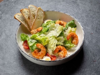 САЛАТ ЦЕЗАР З КРЕВЕТКОЮ