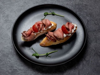 БРУСКЕТИ З РОСТБІФОМ