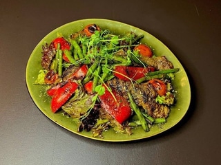 Теплий салат з телятиною