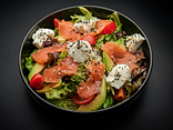 Салат з лососем, авокадо та крем-сиром