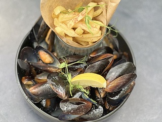 Мідії у винному соусі