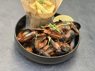 Мідії у томатному соусі