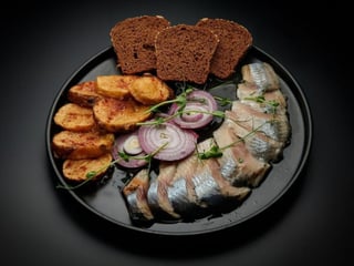 Оселедець з цибулею