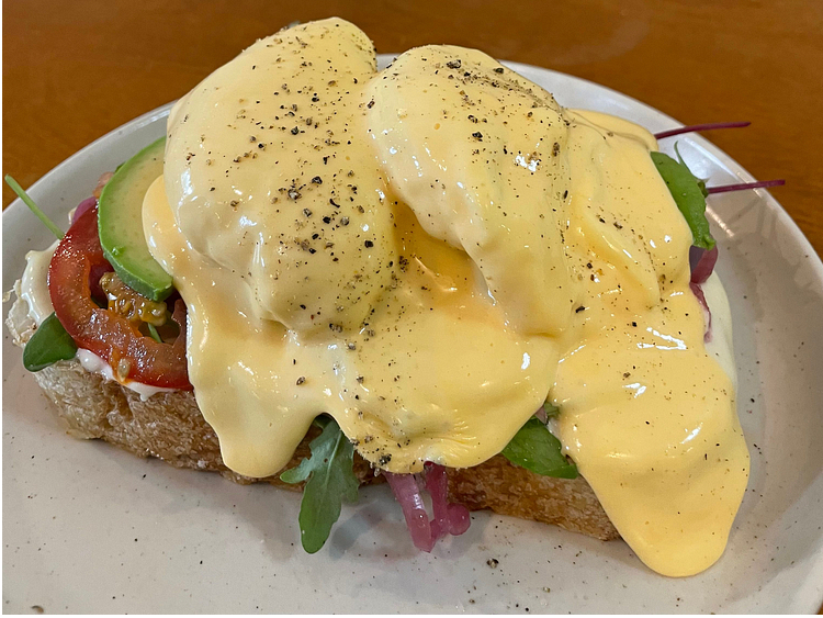 Яйце пашот з авокадо та соусом чеддер (300g)