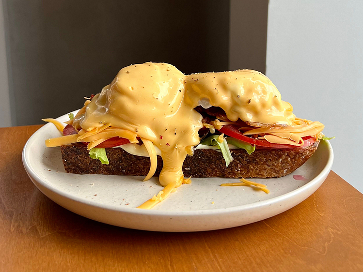 Яйце пашот з беконом та сиром чеддер XXL (390g)