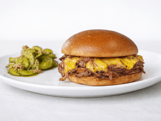 Бургер з рваною свининою