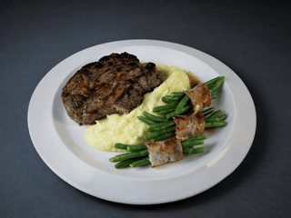 Стейк зі свинини з перцевим соусом