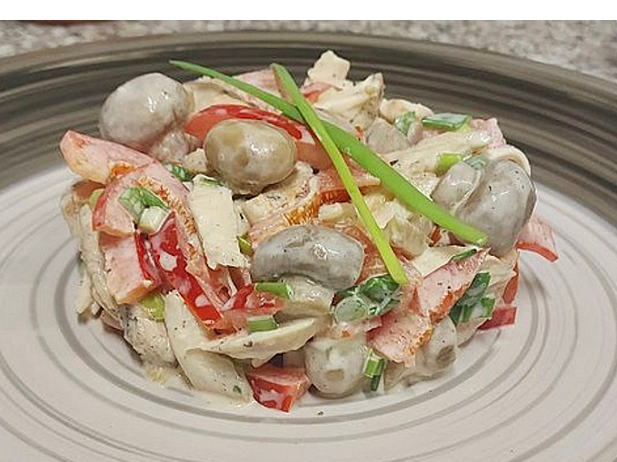 Салат з куркою і грибами