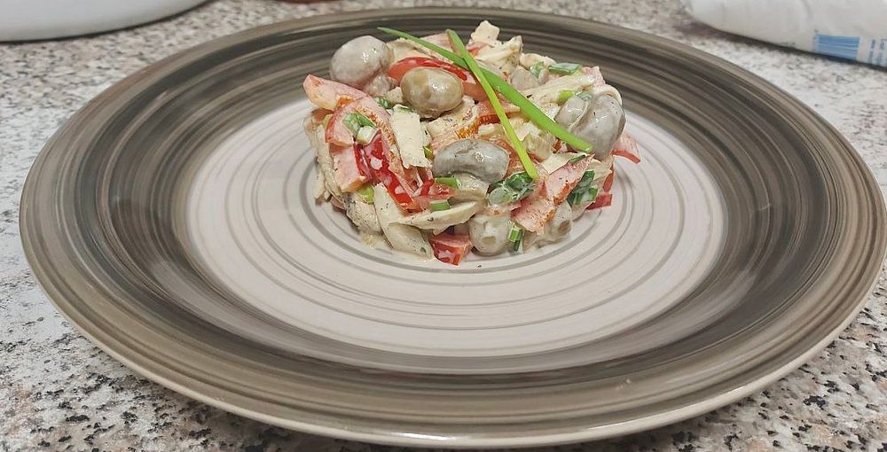 Салат з куркою і грибами