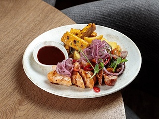 Ковбаски гриль BBQ на картоплі з кукурудзою