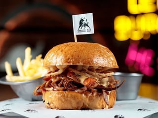 Бургер з рваною свининою, бататом фрі, сирною шапкою та картоплею фрі