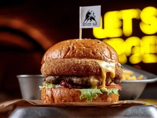 Бургер з яловичою та сирною котлетами, картоплею фрі