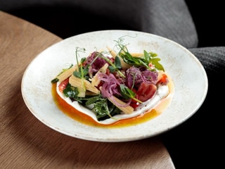 Салат овочевий з м'яким сиром