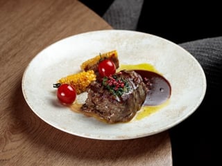 Філе міньйон яловичий з соусом Black Pepper