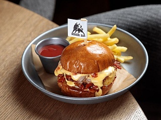 Гамбургер з сиром фрі, білим м’ясом курки