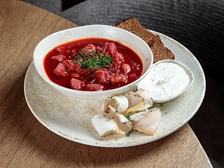 Червоний борщ з рваною свининою