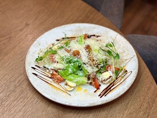 Салат з телячим язиком та маринованими грибами