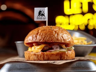 Чізбургер та картопля фрі