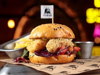 Бургер з креветками та картоплею фрі