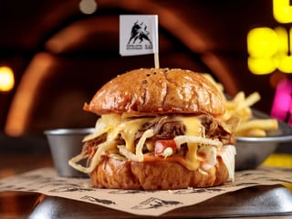 Бургер Pulled Pork + картопля фрі