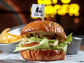 Бургер вегетаріанський з авокадо та тофу та картопля фрі