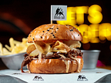 Бургер з томленою телятиною та картоплею фрі
