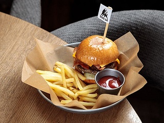 Гамбургер з яловичою котлетою