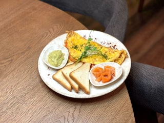 Омлет з слабосоленим лососем, гуакамоле та грінками 