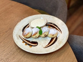 Сирники з родзинками та сметаною