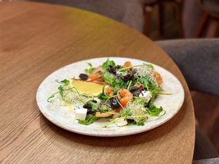 Салат з лососем та сиром фета