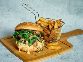 Burger + Frytki (kurczak lub wołowina 120g)